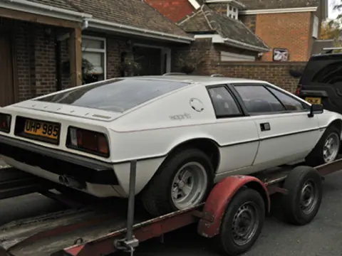 Lotus Esprit S1 chassis 148G registration UHP 985R historical archive photograph 1