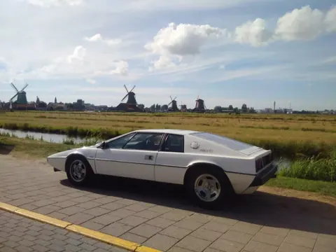 Lotus Esprit S1 chassis 262G registration UHR 666R historical archive photograph 2