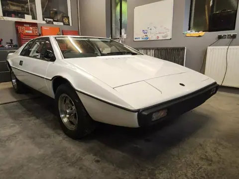 Lotus Esprit S1 chassis 262G registration UHR 666R historical archive photograph 13
