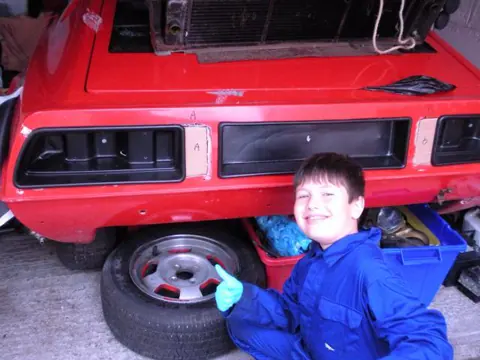 Lotus Esprit S1 chassis 331G registration IJI 374 and VHV 530S historical archive photograph 4