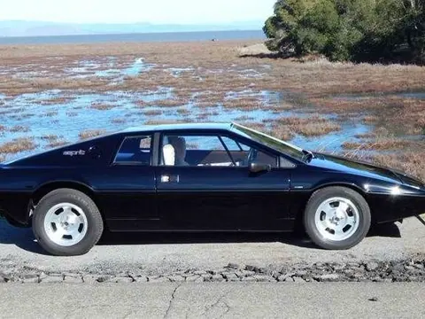 Lotus Esprit S1 chassis 422H historical archive photograph 3