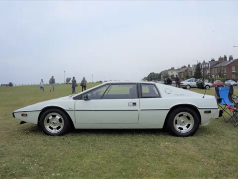 Lotus Esprit S1 chassis 515H registration BVV 181S and LRZ 9007 historical archive photograph 1