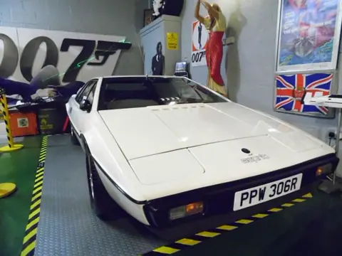 Lotus Esprit S1 chassis UNKNOWN 12 registration unknown 12 and PPW 306R historical archive photograph 4