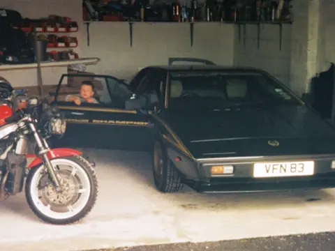 Lotus Esprit S2 chassis 689G registration R601XWR and JNH 836T historical archive photograph 2
